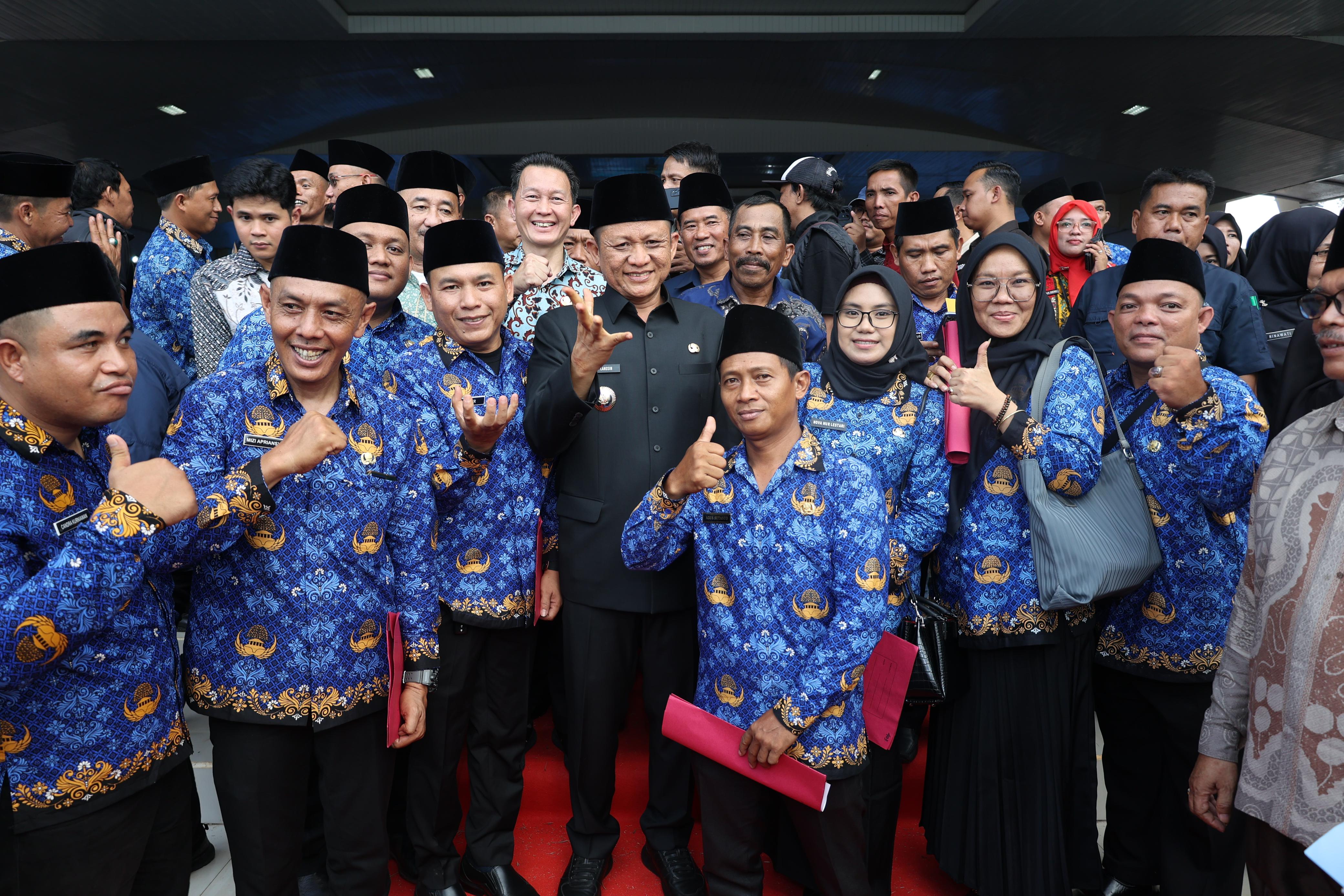 Bupati Enos Lantik 1.512 ASN PPPK dan CPNS OKU Timur