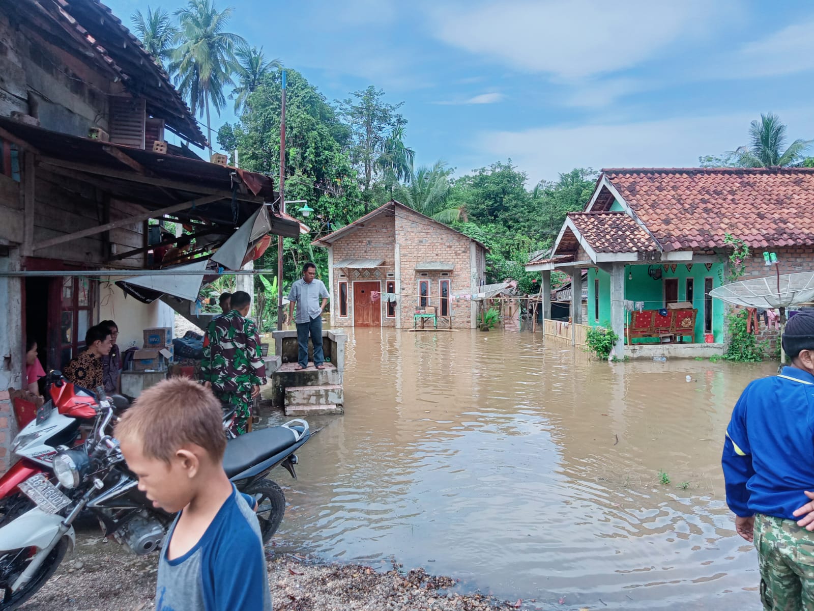 Banjir Tak hanya Landa Permukiman Warga, Daya Listrik pun Sempat Drop Bawah 100 Va