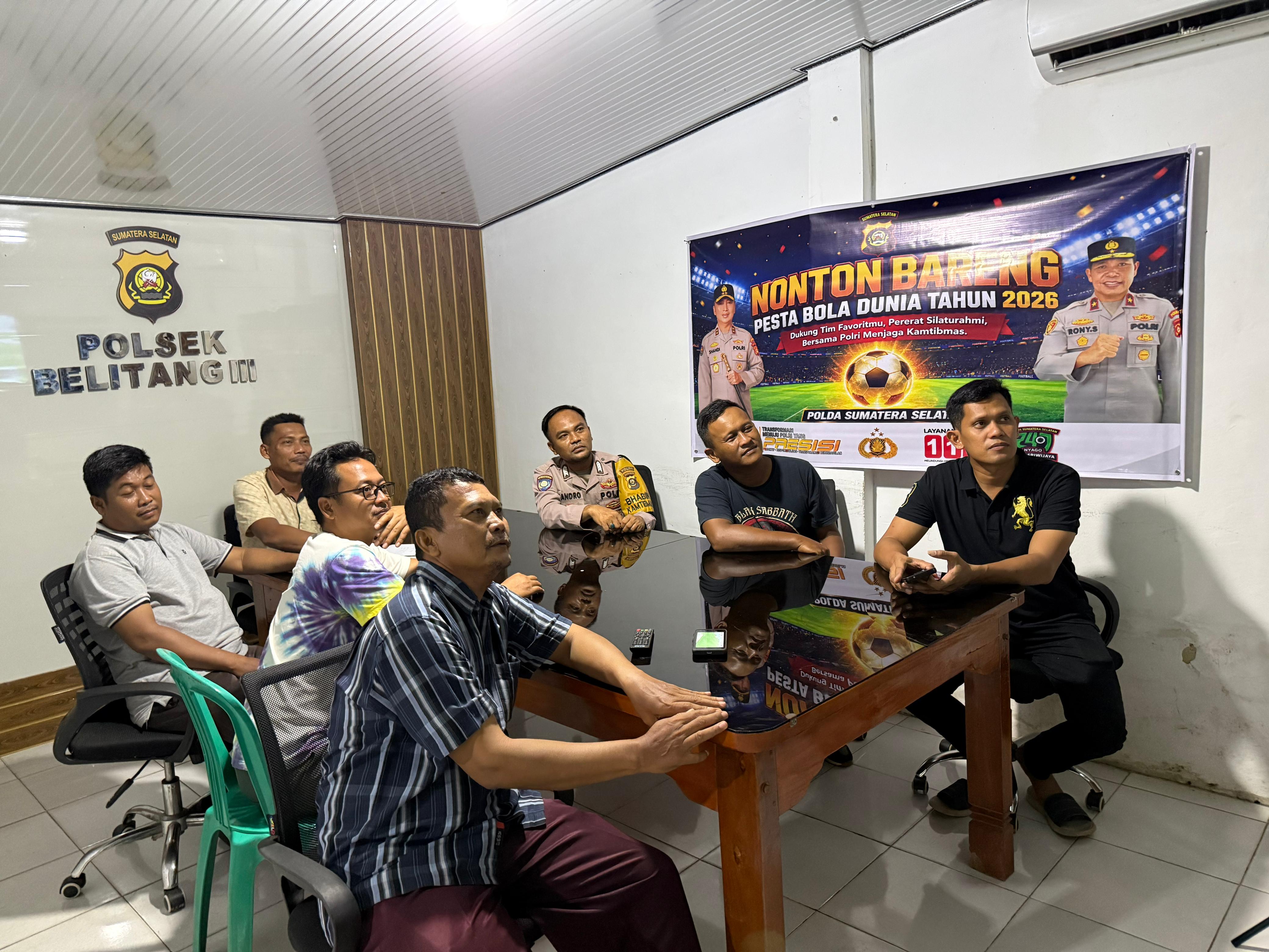 Polsek Belitang III Gelar Nobar Piala Dunia Bersama Masyarakat 