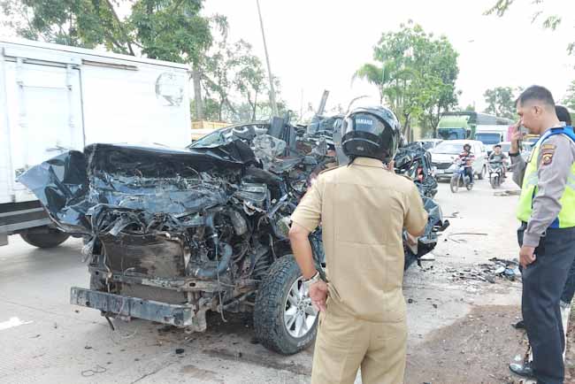 BREAKING NEWS: Innova Tabrak Buntut Fuso, 1 Penumpang Tewas, Kejadian di Jalan Soekarno-Hatta Palembang,