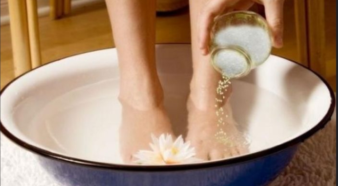 Fakta atau Mitos Merendam Kaki dengan Air Garam Dapat Redakan Sakit Asam Urat, Simak Penjelasannya