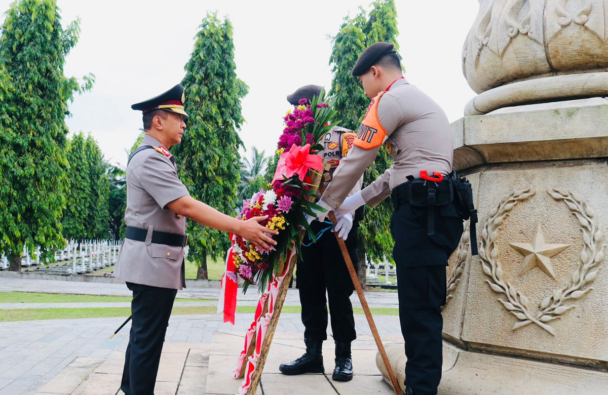 Jelang HUT Bhayangkara ke 78, Jajaran Polda Sumsel Gelar Upacara Ziarah TMP Ksatria Ksetra Siguntang