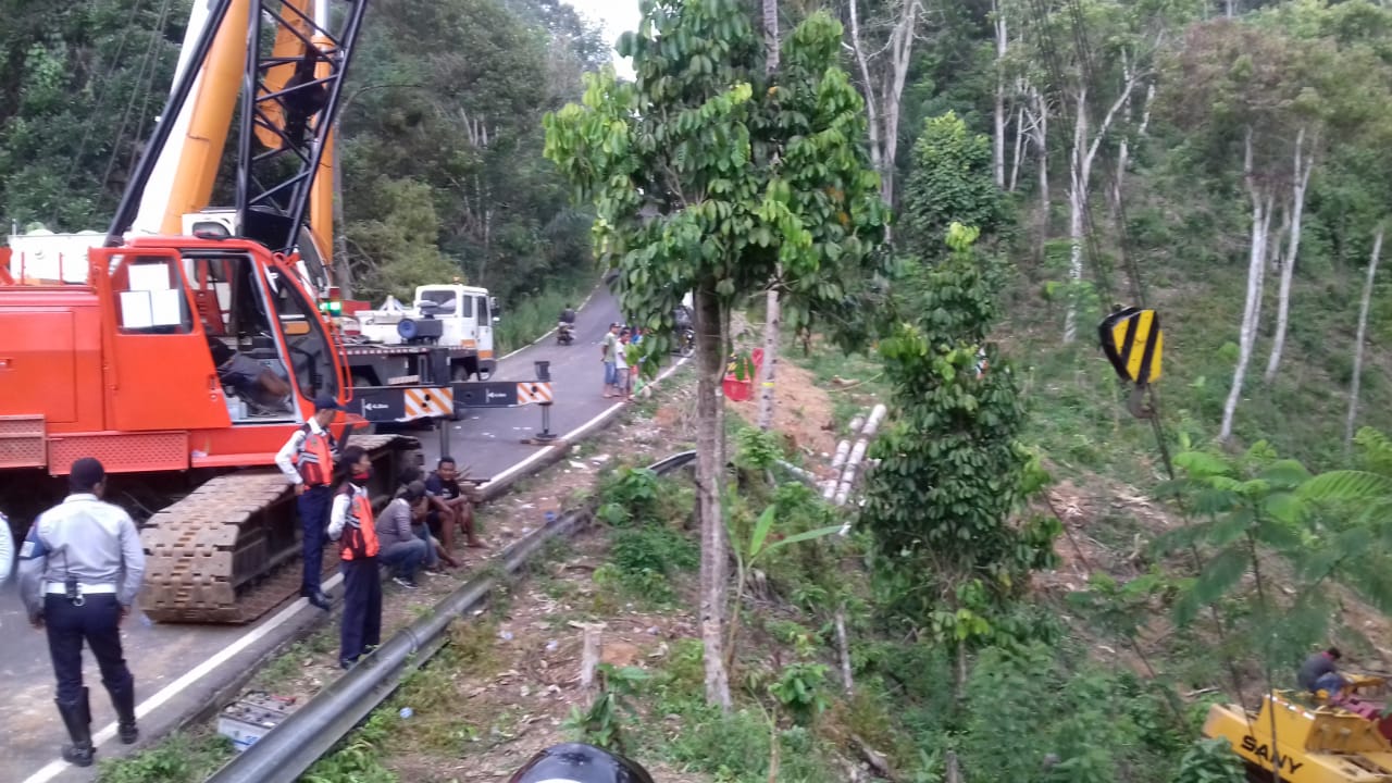 Crane Yang Jatuh ke Jurang Mulai Dievakuasi