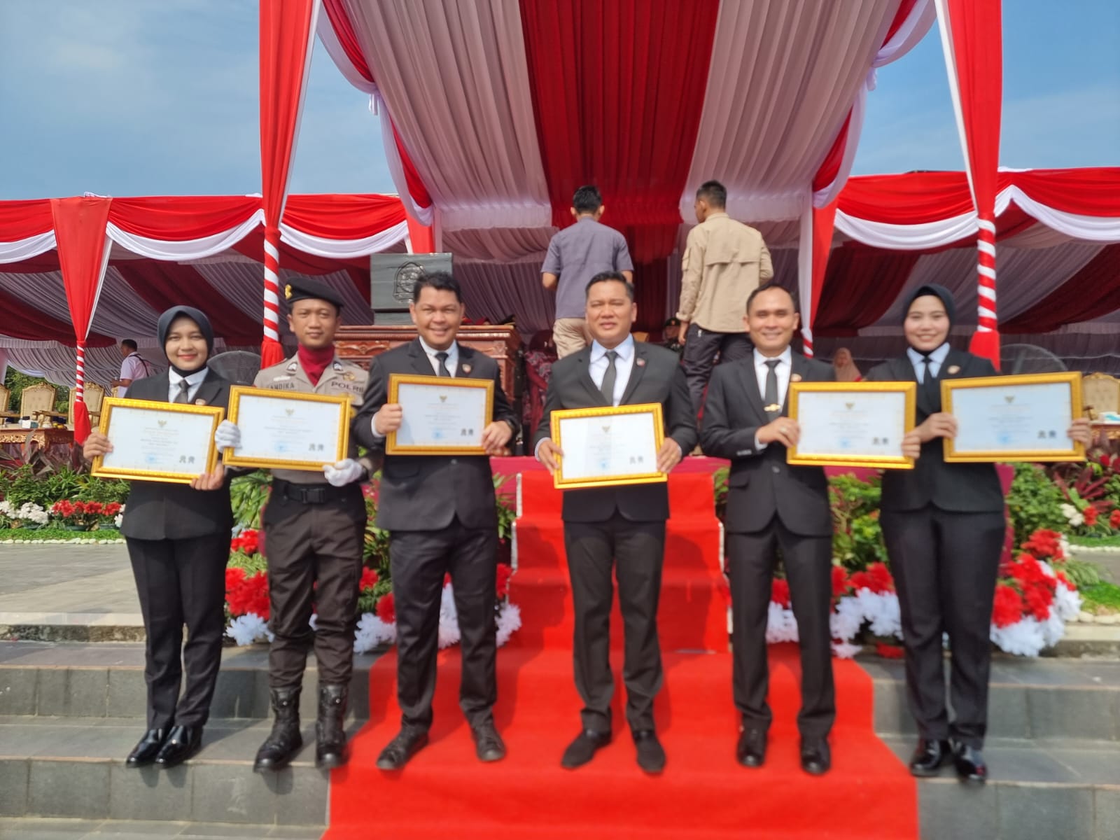 7 Personil Sat Intelkam Polres OKU Timur Raih Penghargaan Bupati Enos Dalam Program Inovasi SKCK SIJADA 