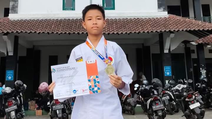 Ahmad Kaffa Abada Siswa Pelajar OKUT sabet Medali Emas Karate INKAI Open Jogja-Jateng