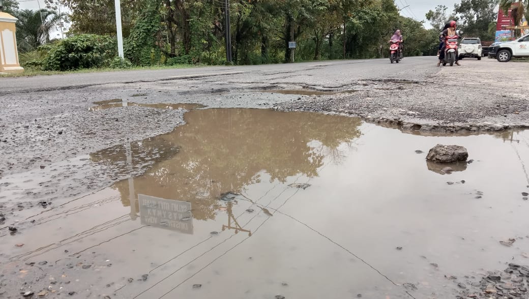 Bikin Miris, Banyak Lobang di Jalan Merdeka, Tapi Belum Ada Perbaikan