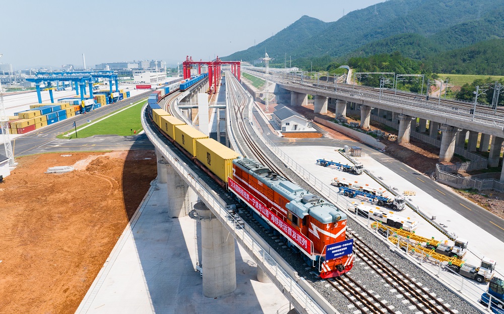 Tiongkok Luncurkan Kereta Api Pembawa 100 Kontainer untuk Meningkatkan Efisiensi Logistik