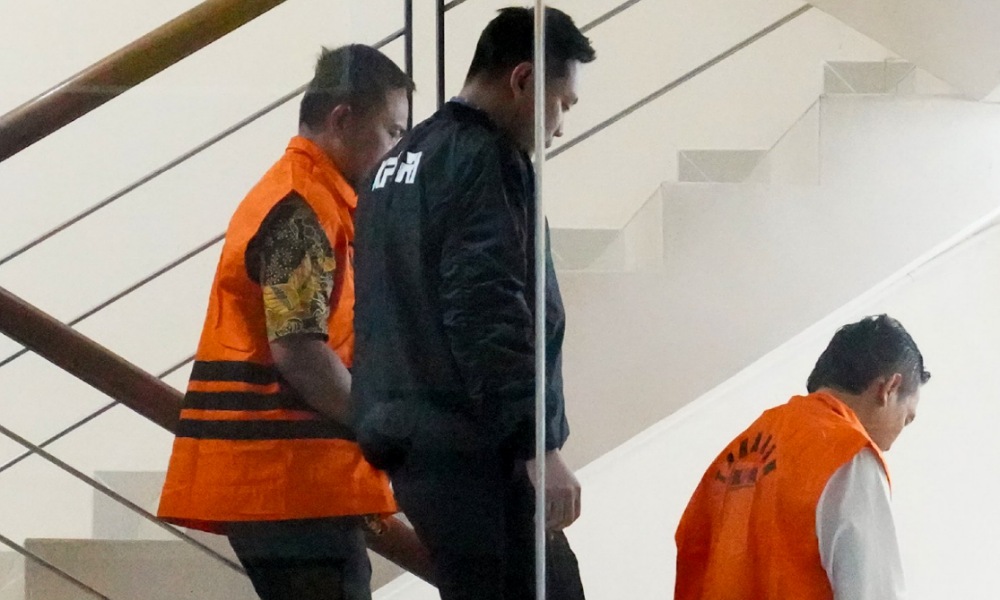 OTT Korupsi Rp610 Juta, Bupati Cilacap Resmi Kenakan Baju Lebaran dari KPK