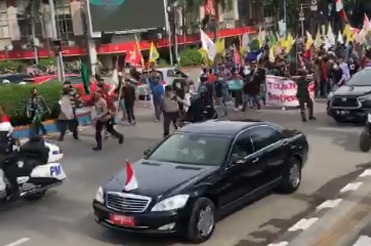 Mobil Wapres Maruf Amin Dihadang Pendemo yang Menggelar Aksi Tolak Kenaikan Harga BBM