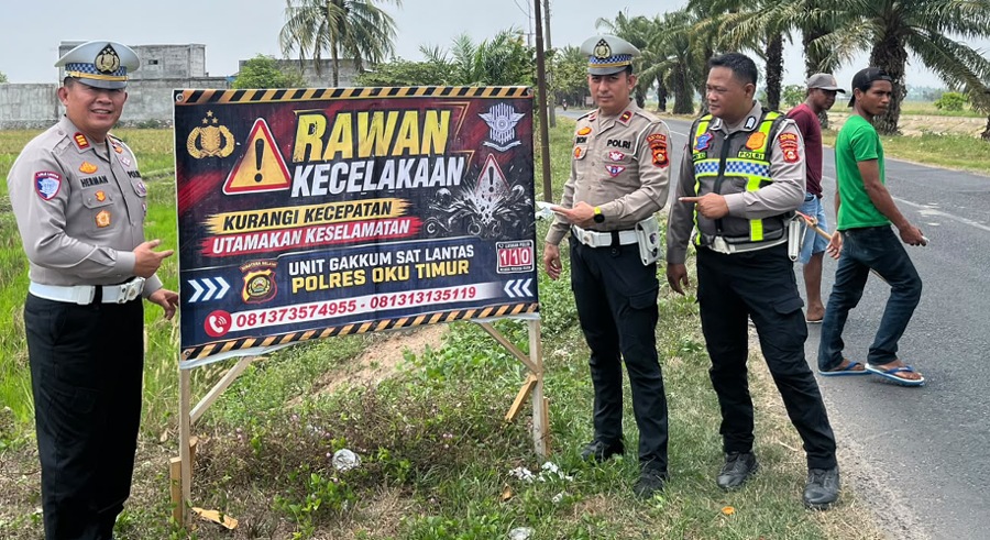 Tekan Angka Kecelakaan, Satlantas Polres OKU Timur Pasang Banner Rawan Laka di Jalur Belitang