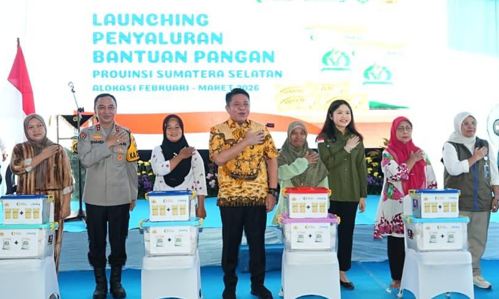 Polri - Bulog Salurkan 135 Ton Beras di Sumsel Jelang Lebaran