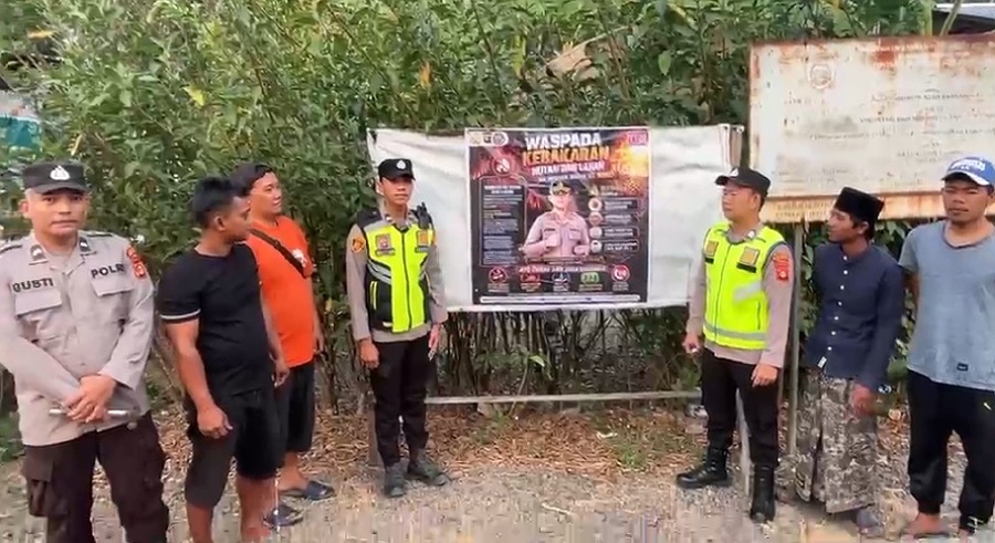 Cegah Kebakaran Lahan, Polsek Madang Suku II Sebar Maklumat Kapolda Sumsel dan Pasang Spanduk Imbauan