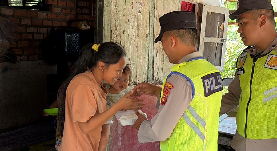 Polsek Madang Suku II OKU Timur Bagikan Makanan Siap Saji untuk Warga