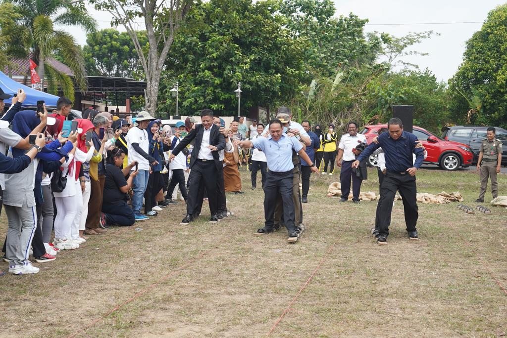 Kanan Kiri Kanan Kiri, Teriak Bupati Enos ikut lomba Bakiak Bareng Pegawai