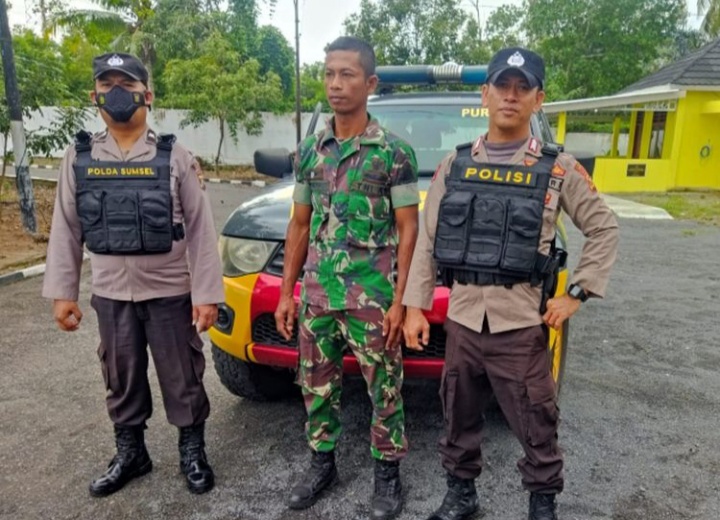 Anggota Polsek dan Koramil Martapura Patroli Bersama