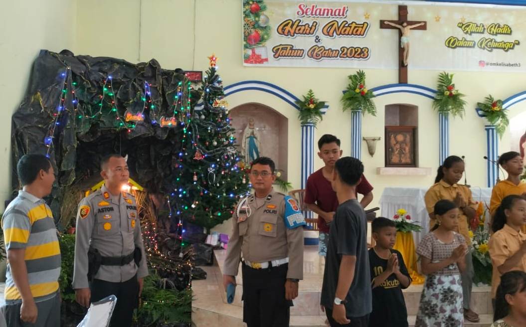 Amankan Perayaan Natal di Gereja Wilayah Hukum Polsek Belitang II, Berlakukan Satu Pintu Keluar Masuk