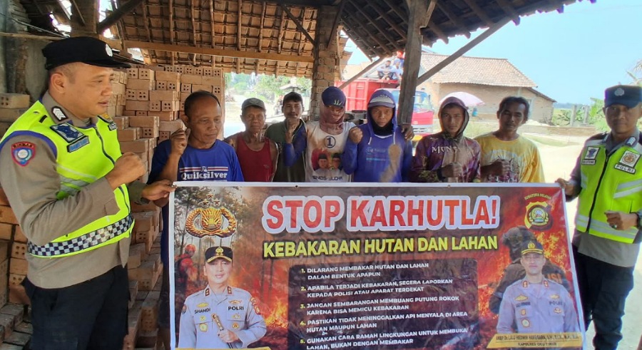 Tekan Risiko Bencana Asap, Polsek Belitang I Pasang Spanduk dan Sebar Maklumat Karhutla di Tiga Desa