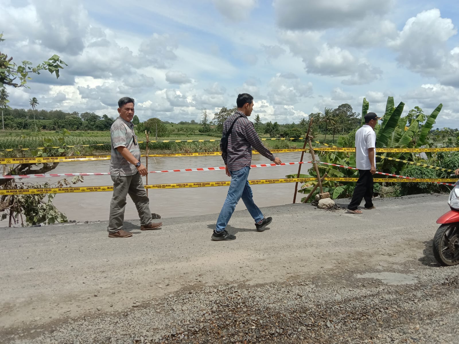 Polsek Martapura Pasang Garis Polisi di Jalan Longsor