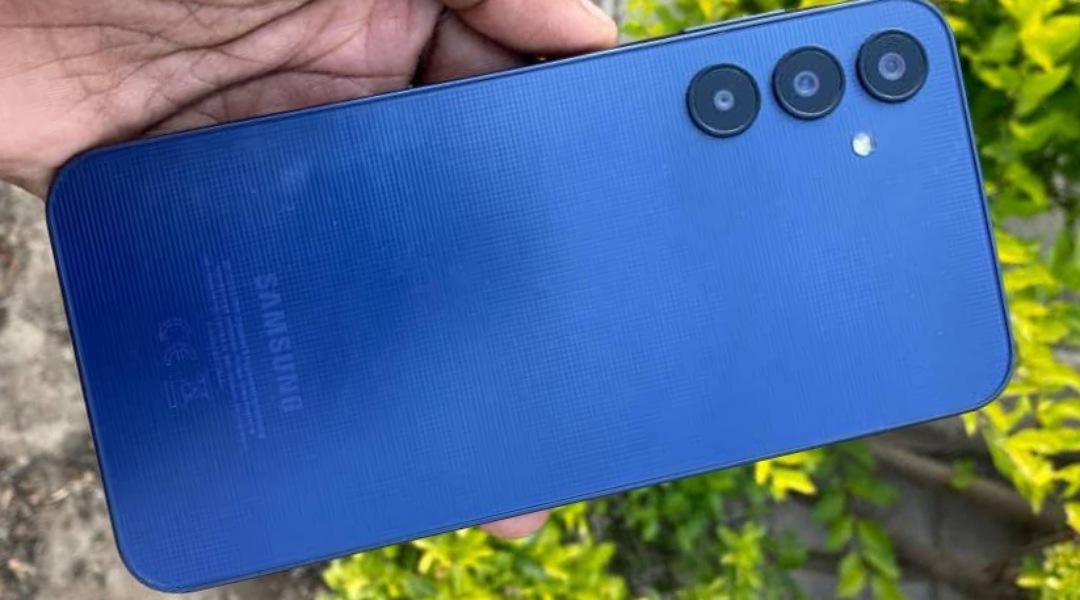 Samsung Galaxy A25 5G versus iQOO Z7 5G, Desain Keren Harga Beda Tipis