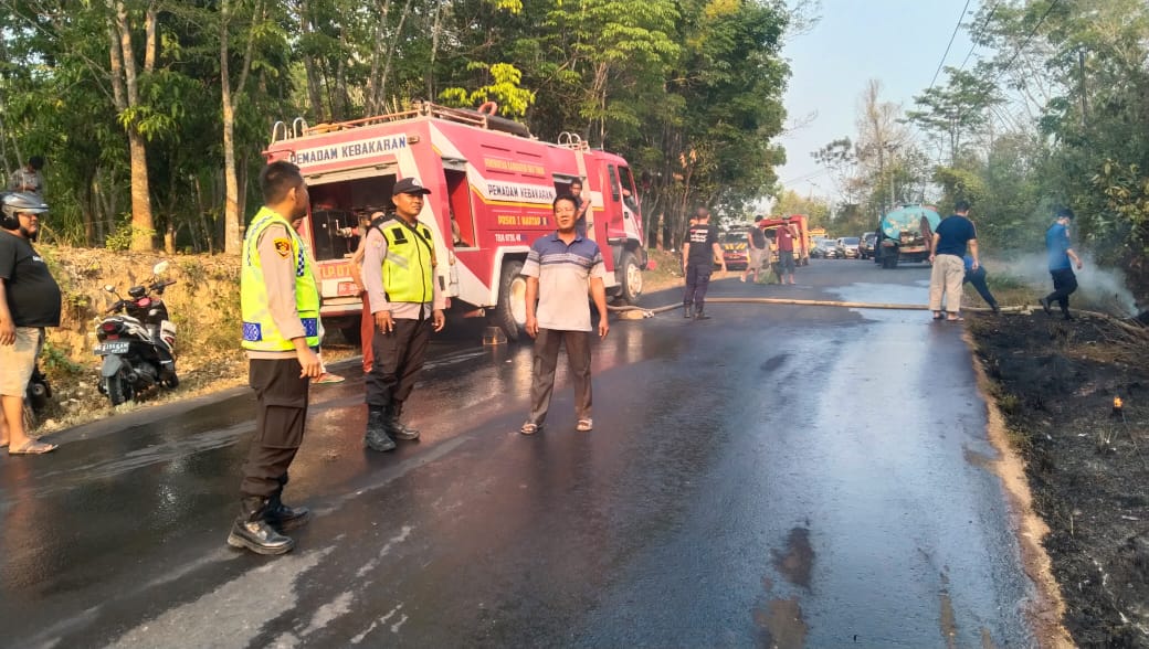 Gercep Anggota Polisi, PBK dan Masyarakat Gotong royong Padamkan Api di Keromongan