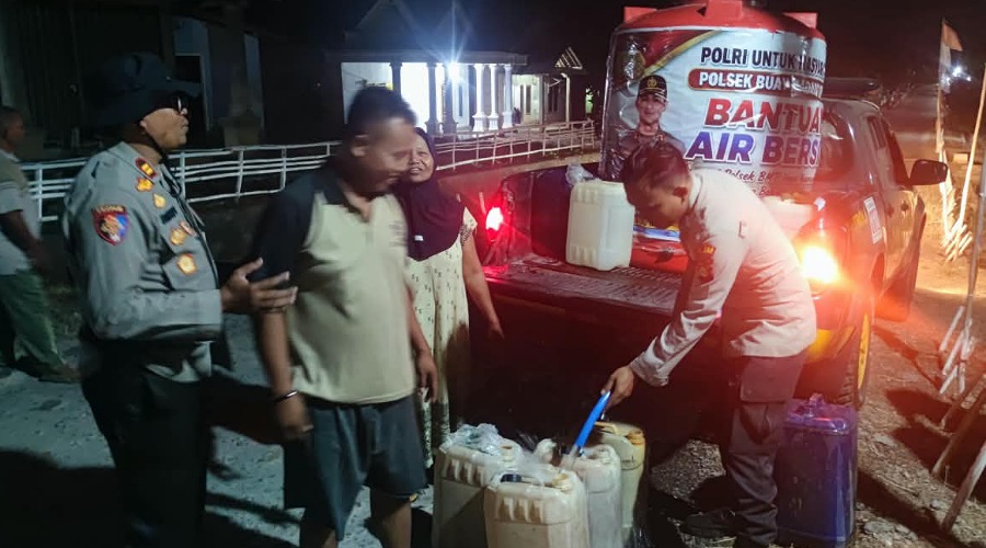 Kemarau Panjang, Polsek Buay Madang Timur Salurkan Ribuan Liter Air Bersih ke Warga