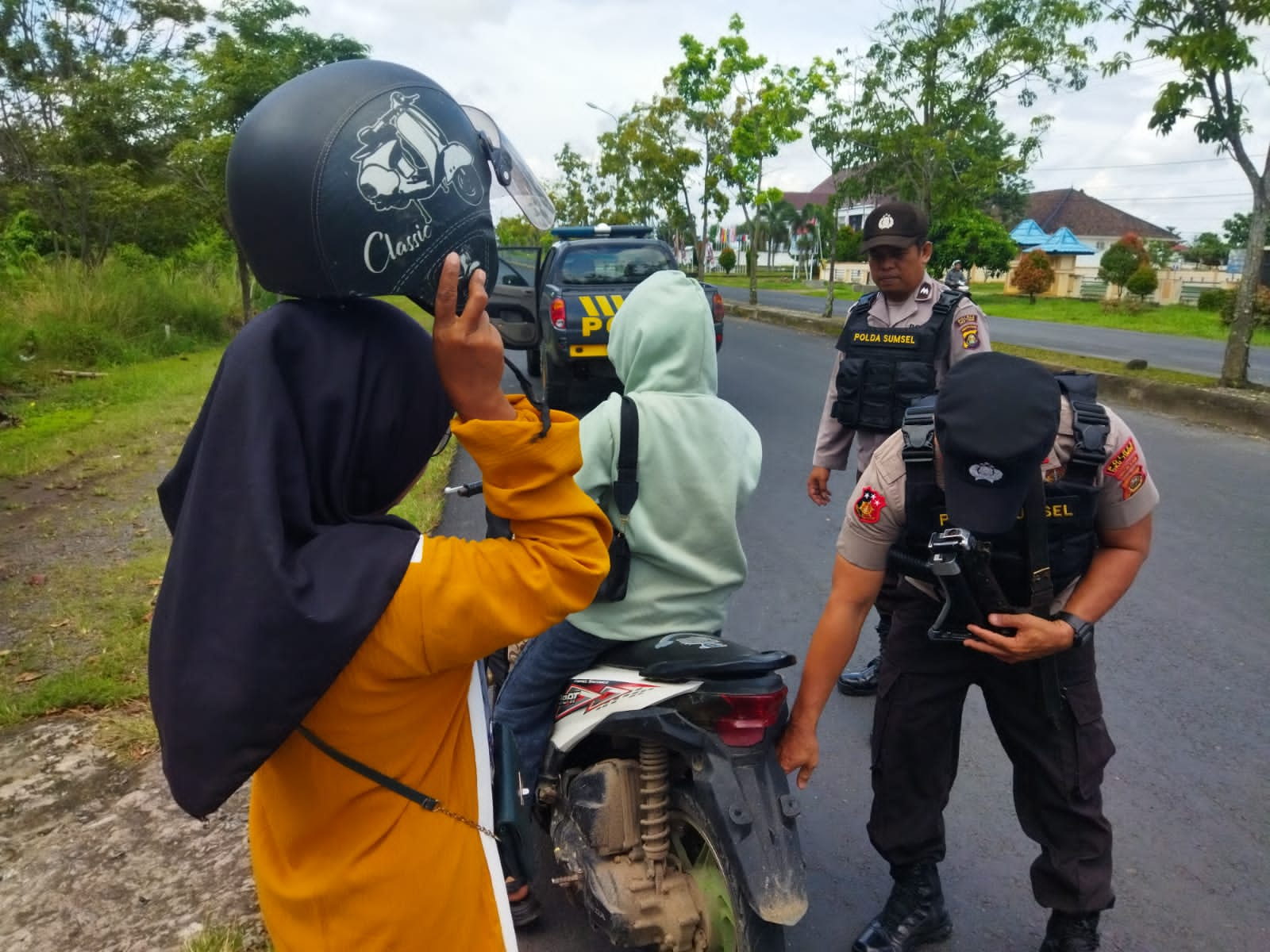 Anggota Polsek Martapura Bantu Pengendara Motor Alami Kerusakan 