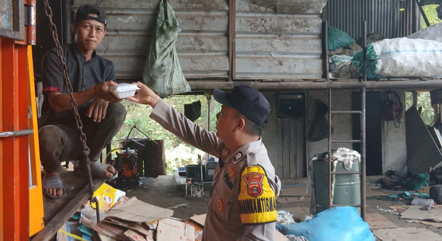 Aksi Sosial Berbagi, Polsek Madang Suku I Salurkan Paket Makanan untuk Warga OKU Timur