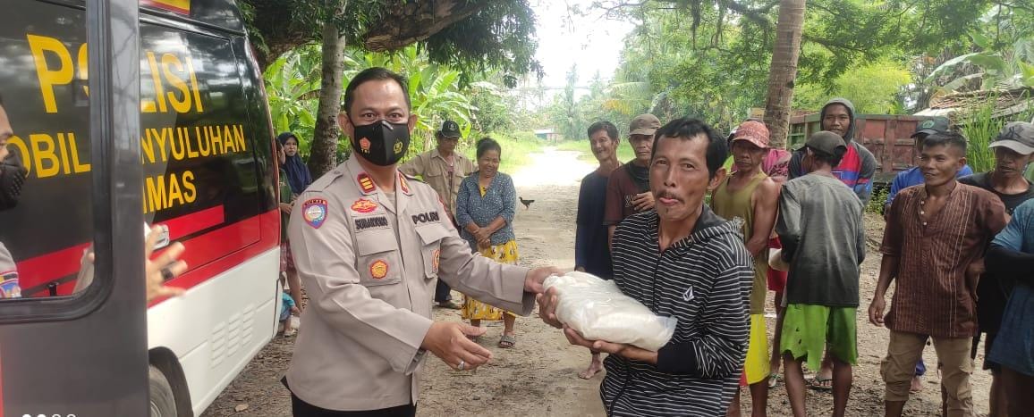 Binmas  Polres OKU Timur Bagikan 300 Bansos 