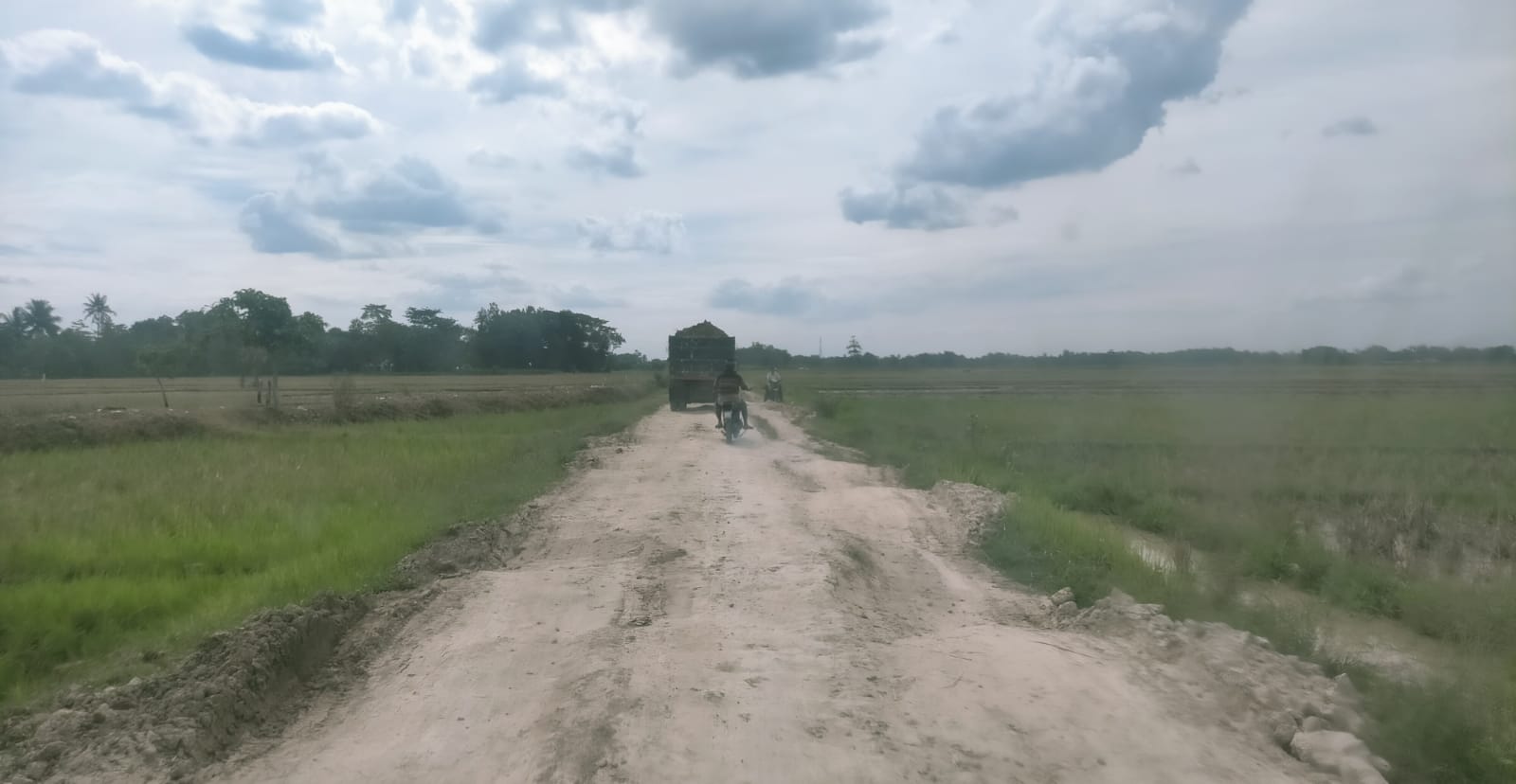 Jalan Antar Desa Butuh Perbaikan 