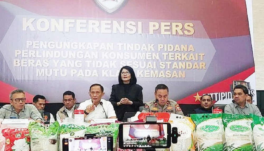 Bareskrim Geledah Gudang Beras Oplosan