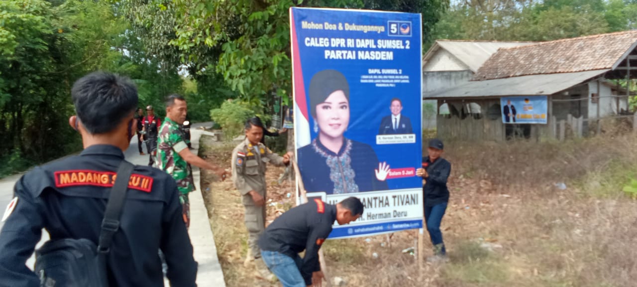 Curi Start, Bawaslu OKU Timur Copot Alat Peraga Kampanye