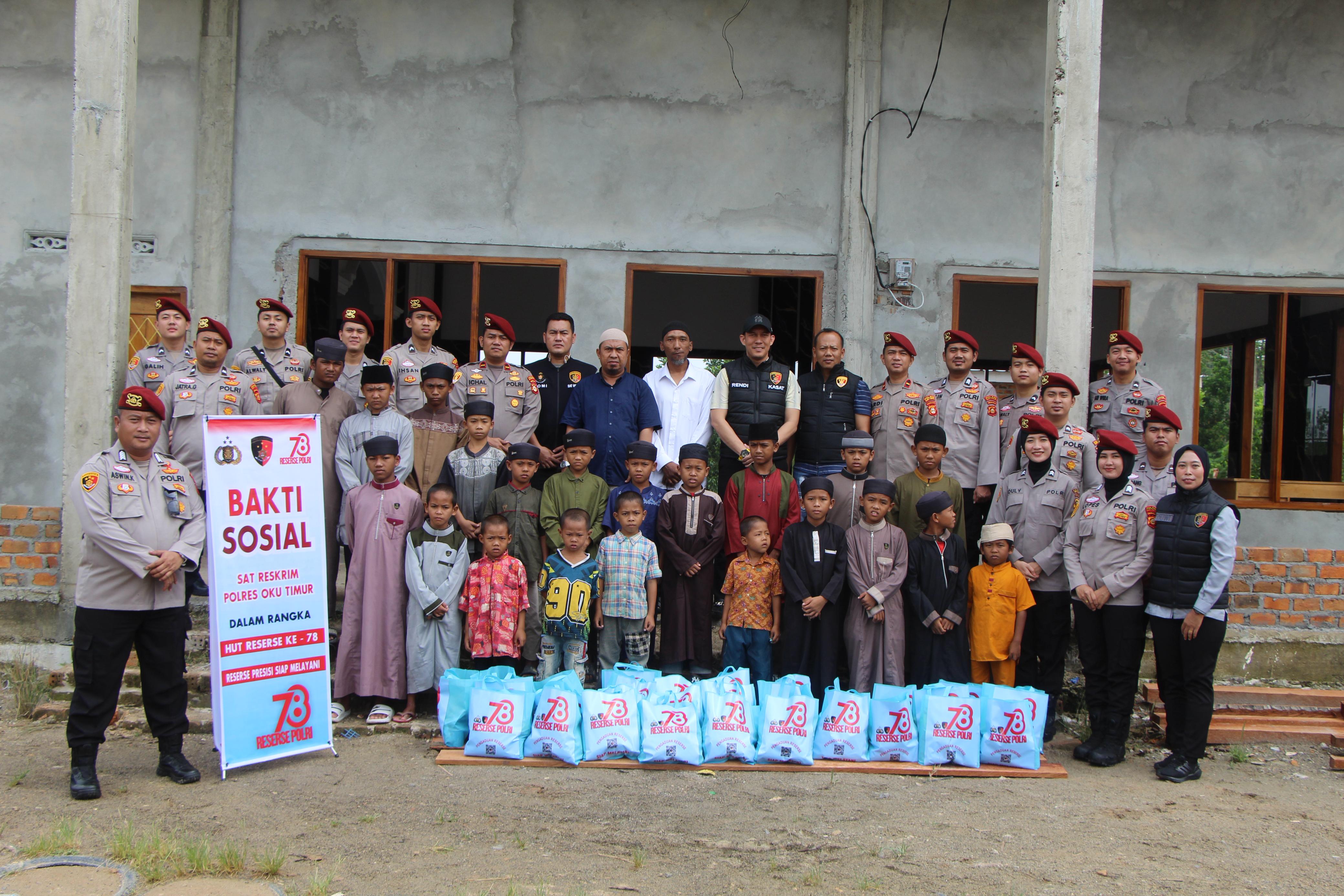 HUT Reserse ke 78, Satreskrim Polres OKU Timur Siap Melayani Bagikan Puluhan Bansos