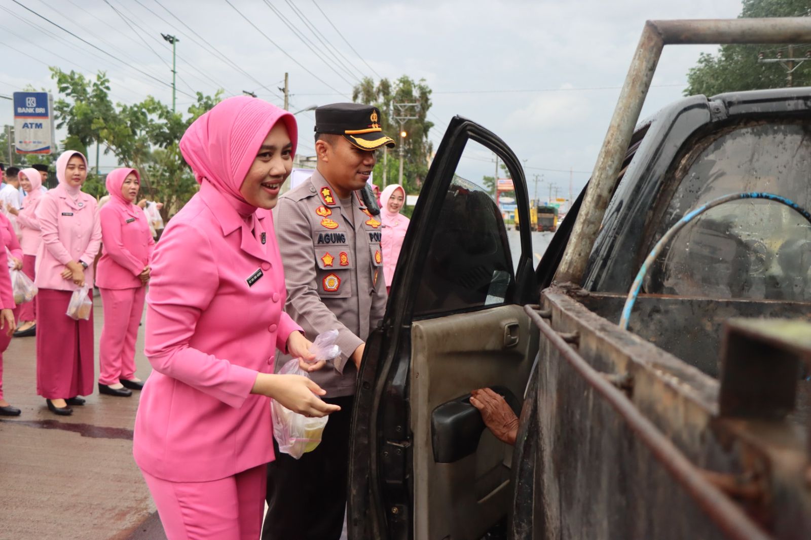 Kapolres OKU Timur Bersama Ketua Bhayangkari Kompak Bagikan Takjil Untuk Pengendara