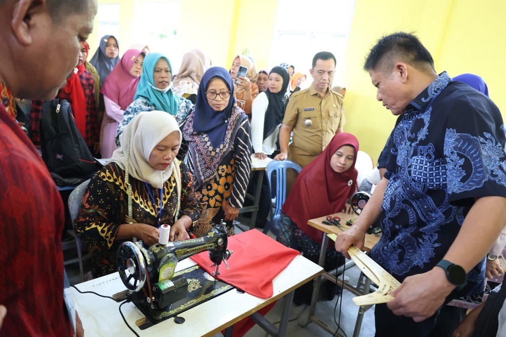 Dukung Peningkatan SDM, Bupati OKU Timur Lanosin Buka Pelatihan Jahit dan Las Program Patreot 