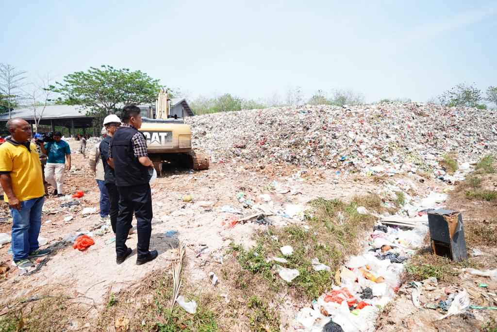 Bupati Enos Bersama Kadin DLH Ferri Tinjau Pembuatan Pupuk Bioenos, Dari Limbah Masyarakat Bernilai Ekonomi