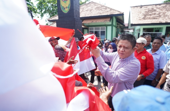 Sambut HUT RI, Enos Bagikan Ribuan Bendera Merah Putih