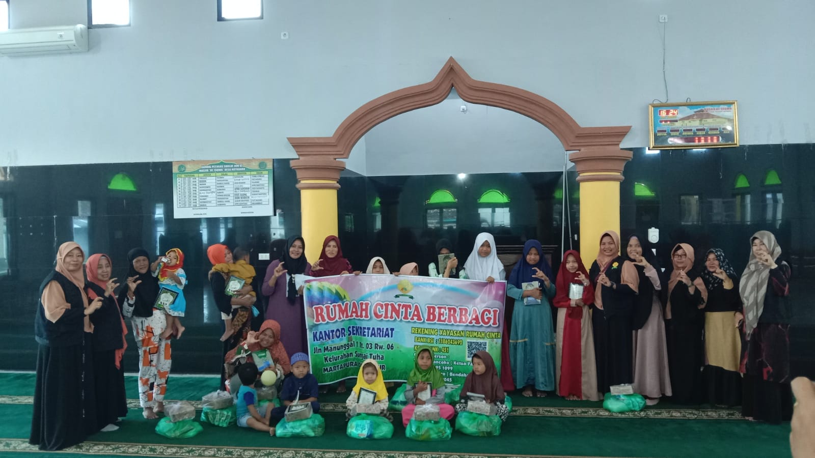 Bagikan Ratusan Al Qur'an Secara Gratis