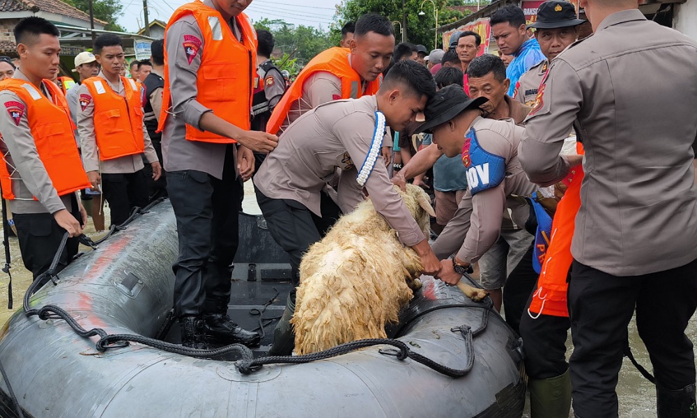 Polres Bantu Evakuasi Warga OKU Timur terdampak Banjir