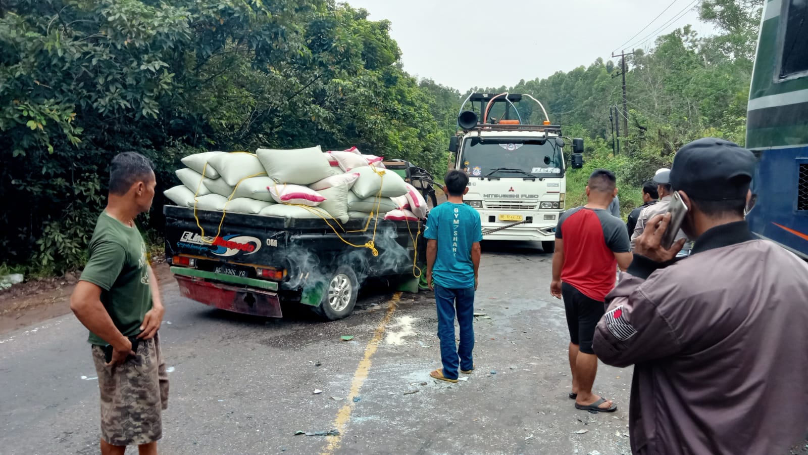 Nyalip Truck, Bus ALS Tabrak Pick Up L300