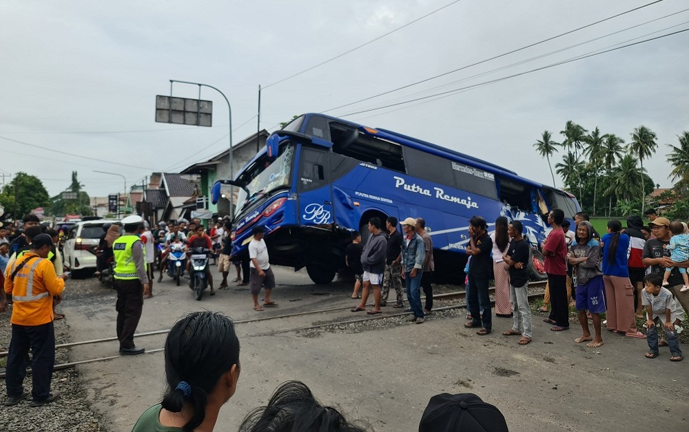 Ketika Melintasi Rel Mesin Mati, Kesaksian Supir Bus Tak Melihat Kereta Api Melintas