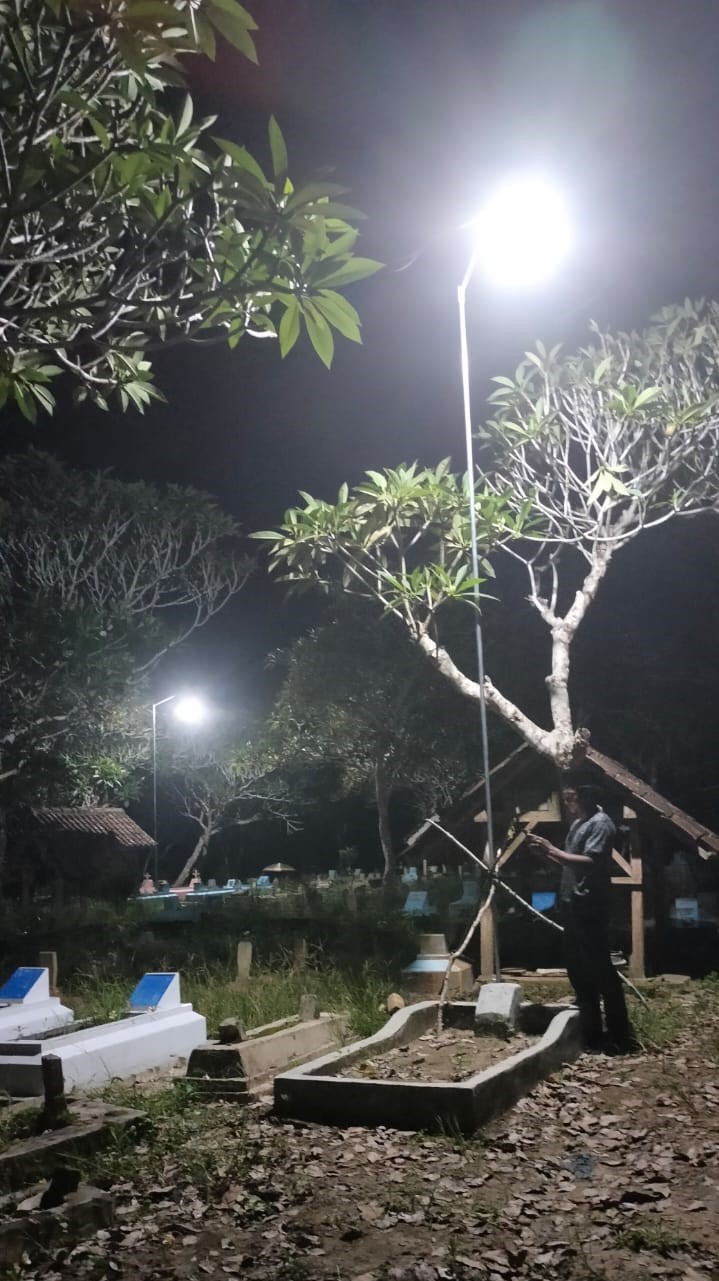 Kades Karang Melati Pasang Lampu Penerangan Makam, Ini Tujuannya