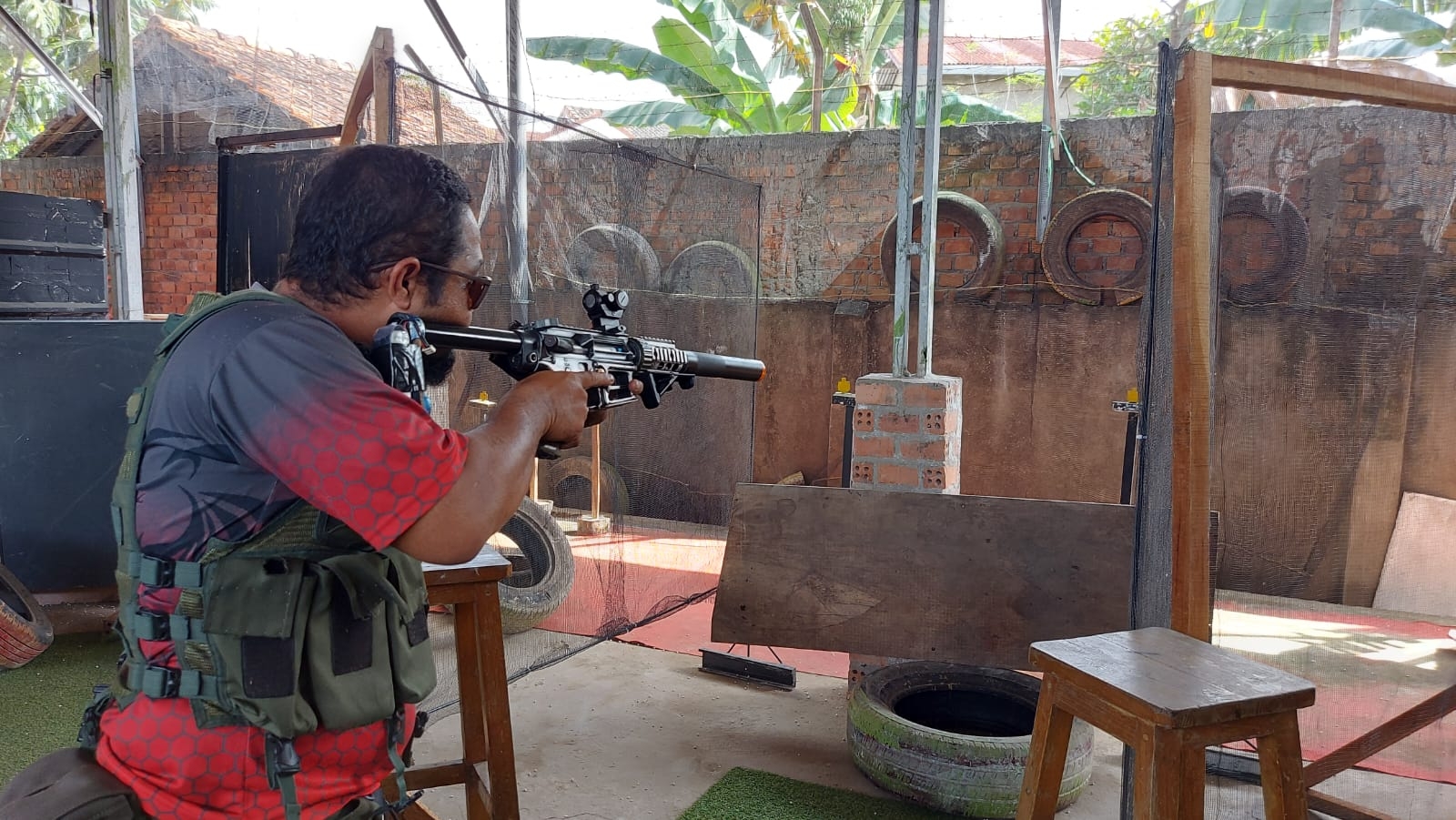 30 Peserta Bertanding Pada Kompetisi Simulasi Taktikal di Miracle Shooting Range