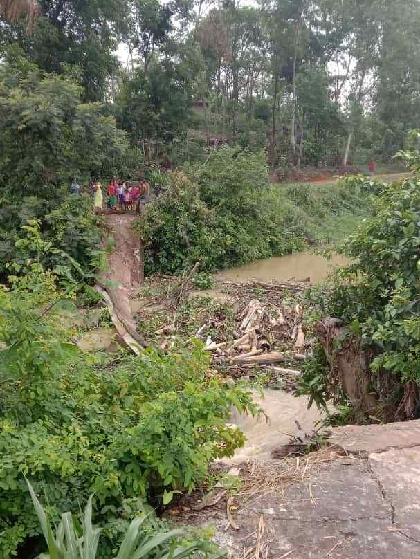 Jembatan Penghubung Desa Gunung Mas dan Madugondo OKU Timur Ambruk, Jalan Alternatif Satu-satunya