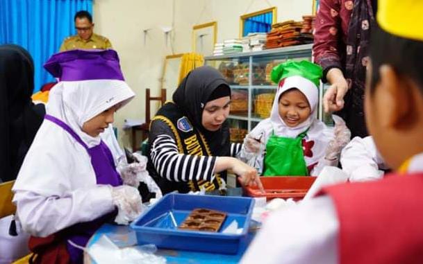 dr Sheila Kompak Buat Cokelat Bareng Anak SD