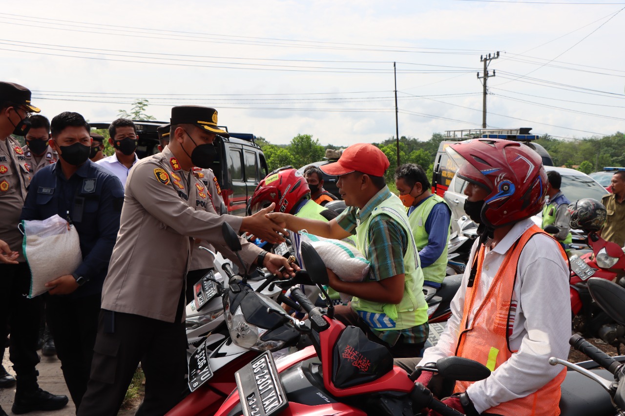 Kapolres Beri 100 Paket Bansos Untuk Komunitas Ojek