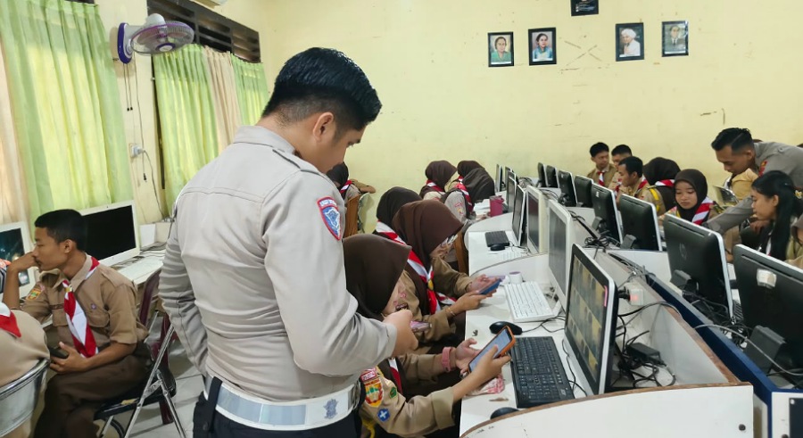 Edukasi Teknologi Digital, Polres OKU Timur Gelar Sosialisasi Paham AI di SMKN 1 Martapura