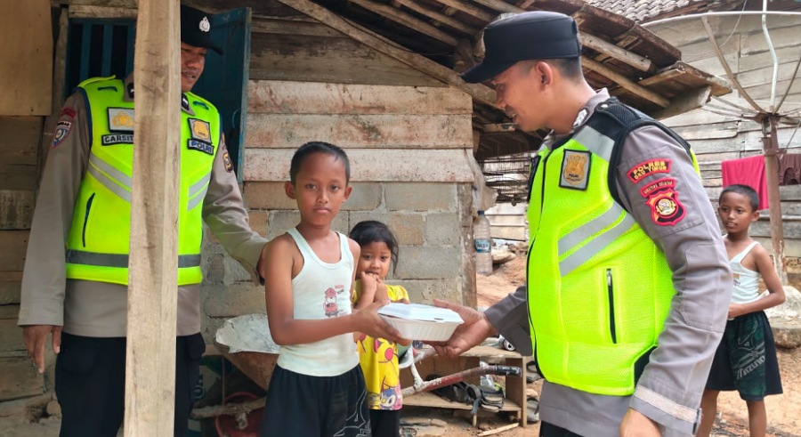 Polsek Semendawai Suku III OKU Timur Bagikan Bantuan Makanan ke Warga
