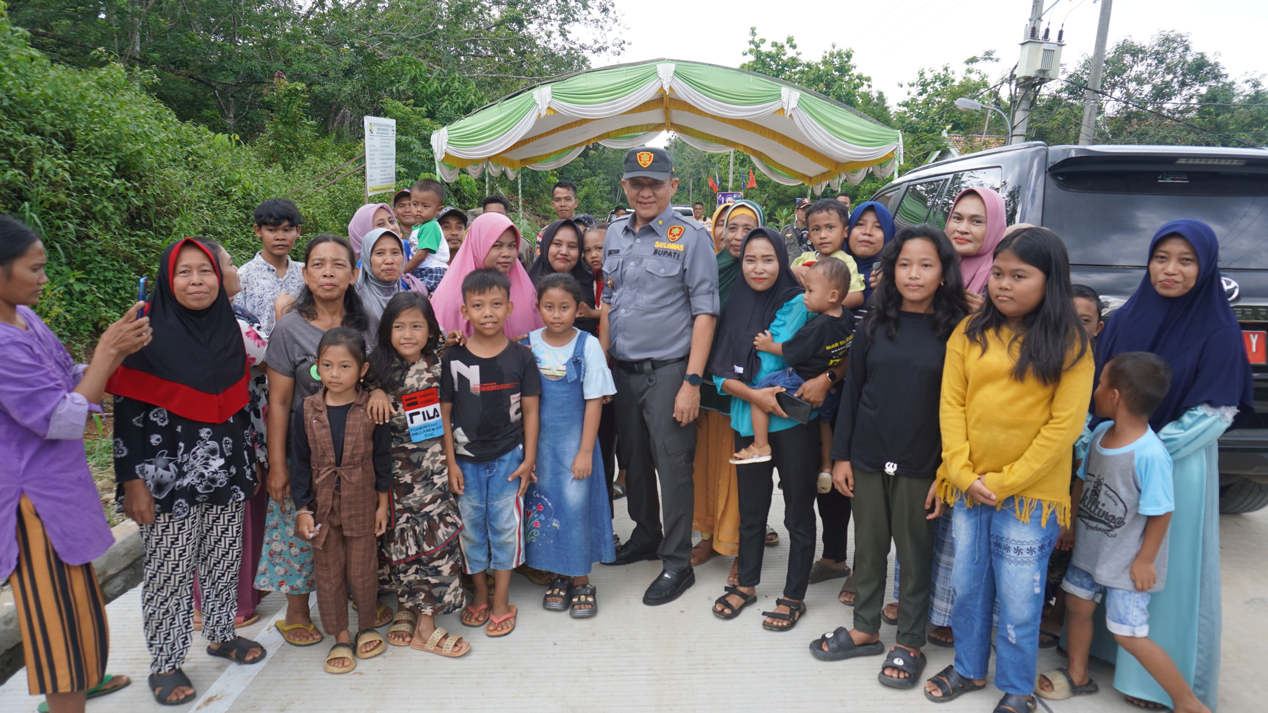 Jalan Ruas Batumarta X - Bantan Hampir Rampung, Bupati Enos Disambut Hangat Warga