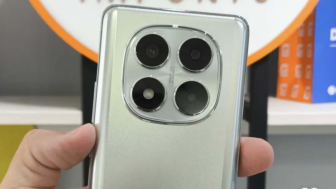 Poco X7 5G yang Hadir dengan Desain Kamera di Tengah, dan Terdapat Branding POCO di Bagian Belakang