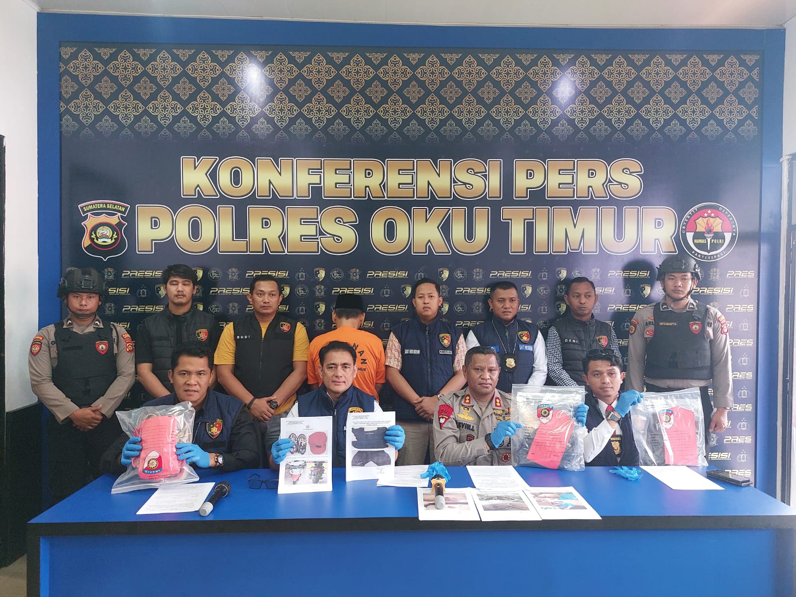 Kades Sidodadi Dihadirkan di Ruang Press Realese Polres OKU Timur, ini Kata Kapolres AKBP Kevin